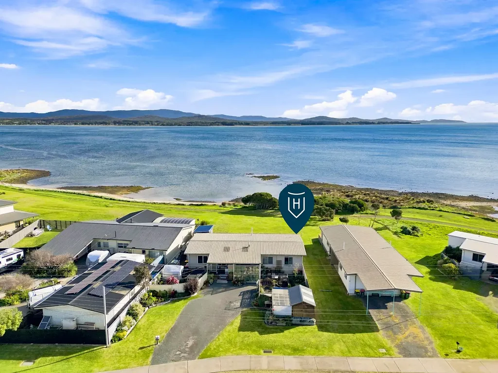 Low Head 3房  Waterfront units with charm and endless POTENTIAL.