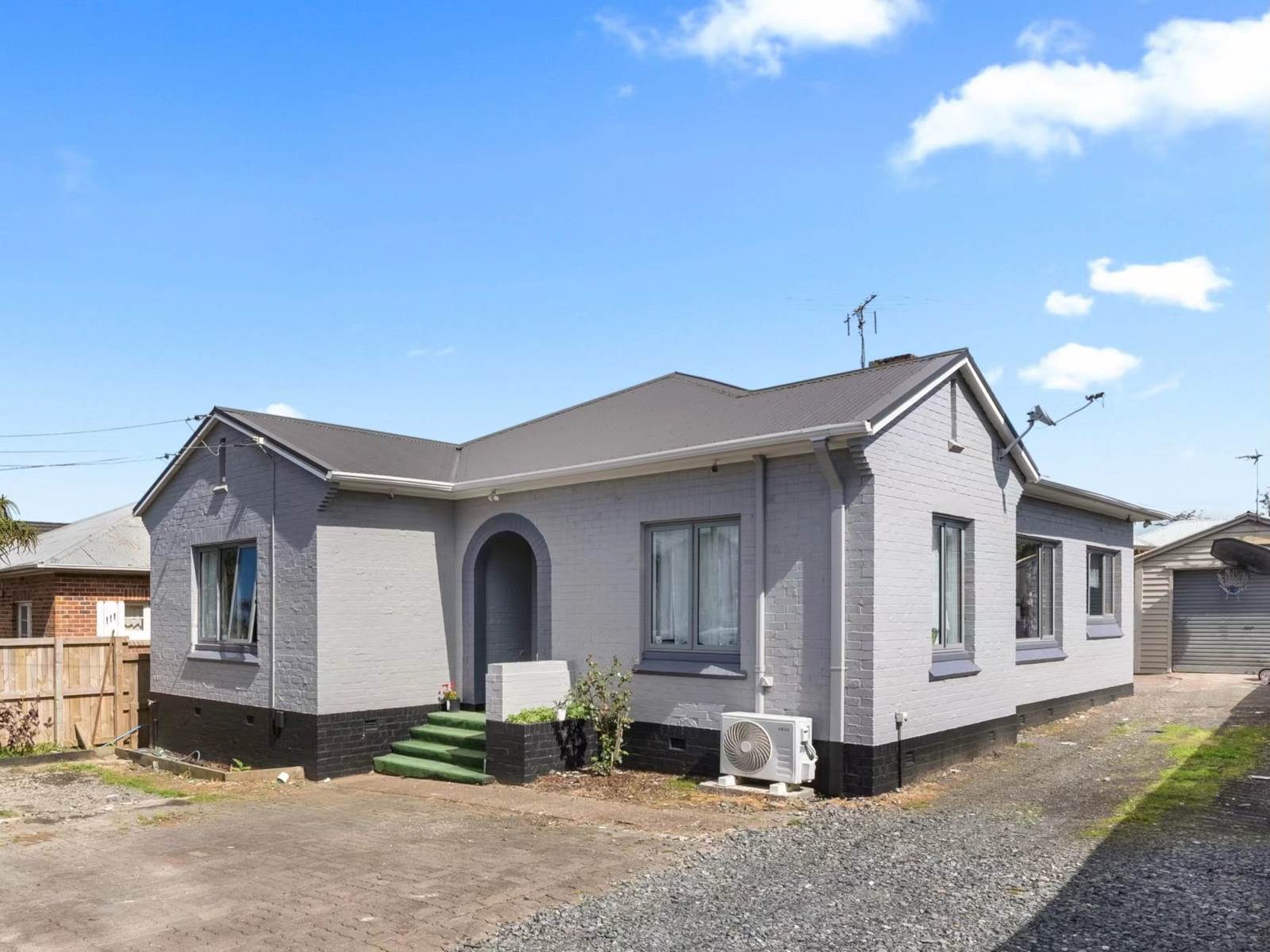 127 Mangere Road