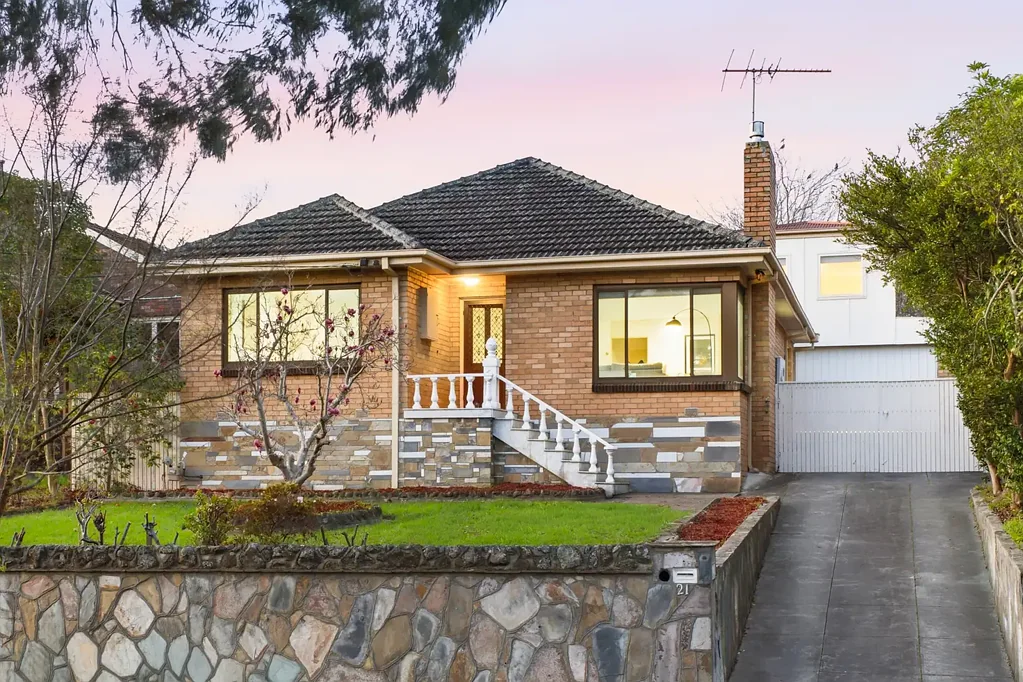 Burwood 4Phòng ngủ Spacious Family Living with Versatile Studio in the Mount Waverley Secondary College Zone