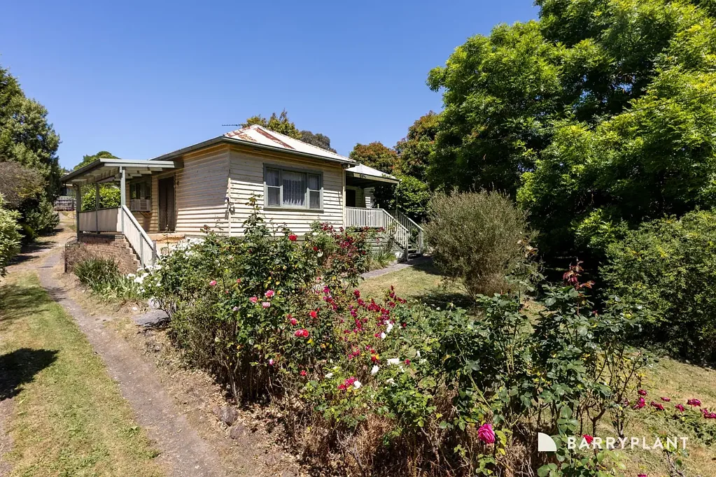 Whittlesea 3બેડરૂમ Live Now & Build Later - 3 Bed Home + Approved Plans for Six Dwellings