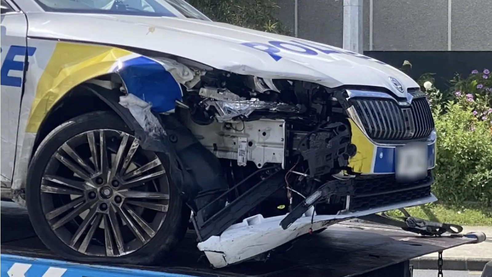 男子盗窃警车后撞车,致两人受伤!奥克兰这段路已封!
