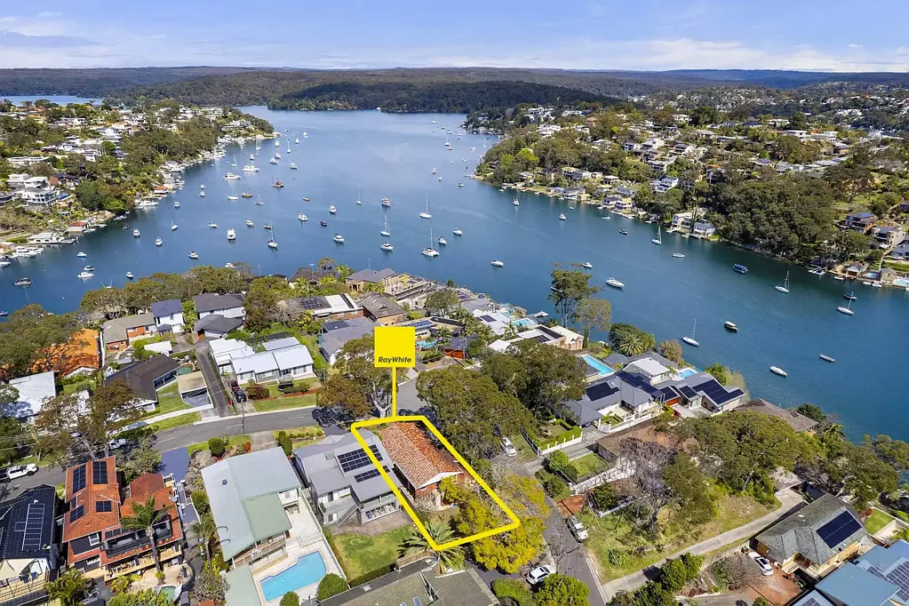 Caringbah South 4બેડરૂમ Elevated Family Haven Featuring Views Overlooking Port Hacking