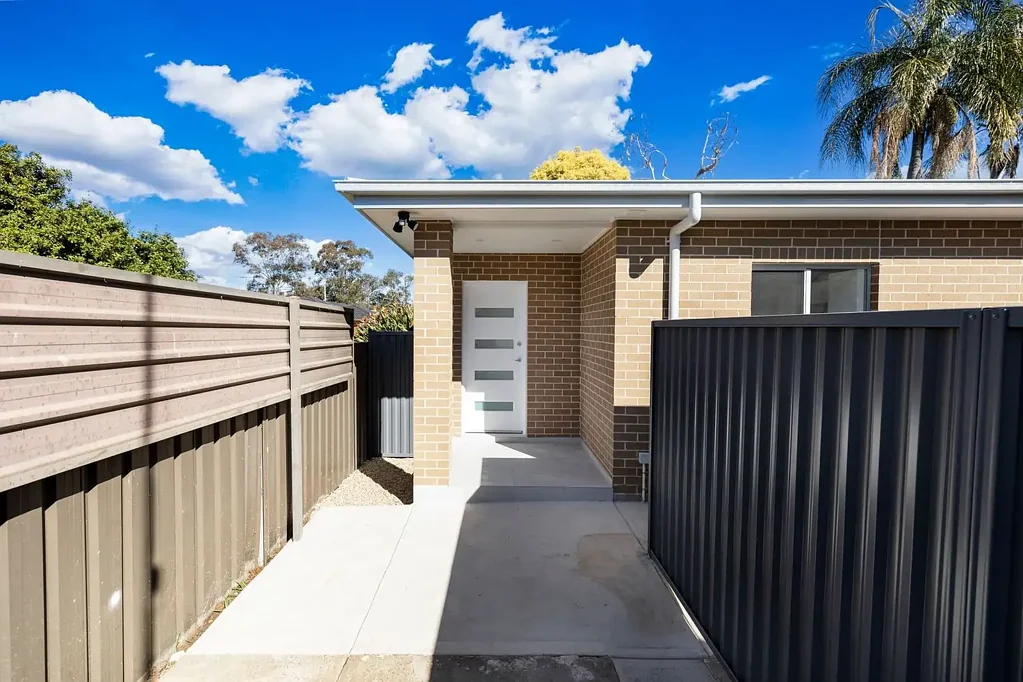 Recently built granny flat is a good location