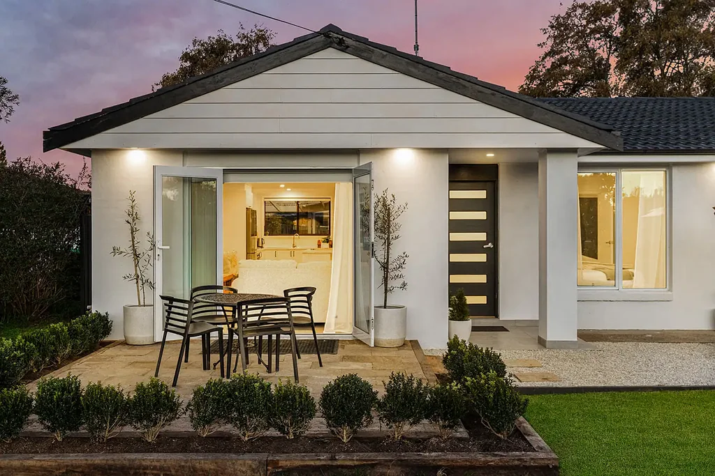 Bowral 6Phòng ngủ Spacious family home offering separate living zones and cul-de-sac privacy