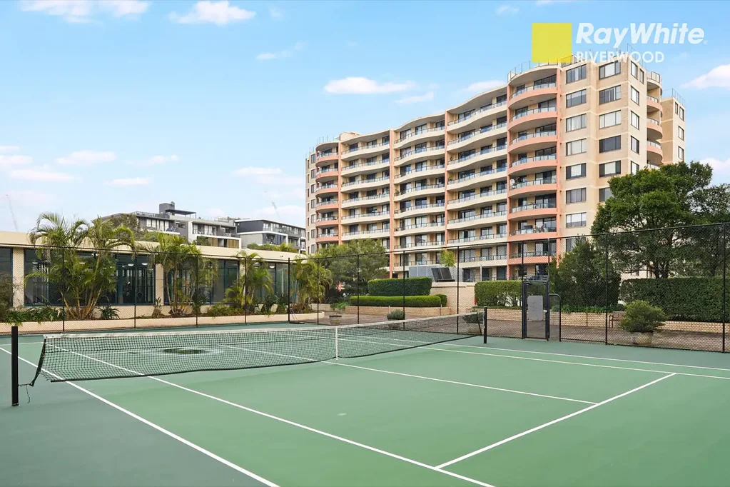 Rockdale 2房 11楼壮丽湾景 东向采光充足 106sqm宽敞布局 大型娱乐阳台 两卧带落地窗 主卧套间浴室 地下双车位 度假村设施齐全 周边生活便利 Panoramic Bay Views & Resort-Style Living