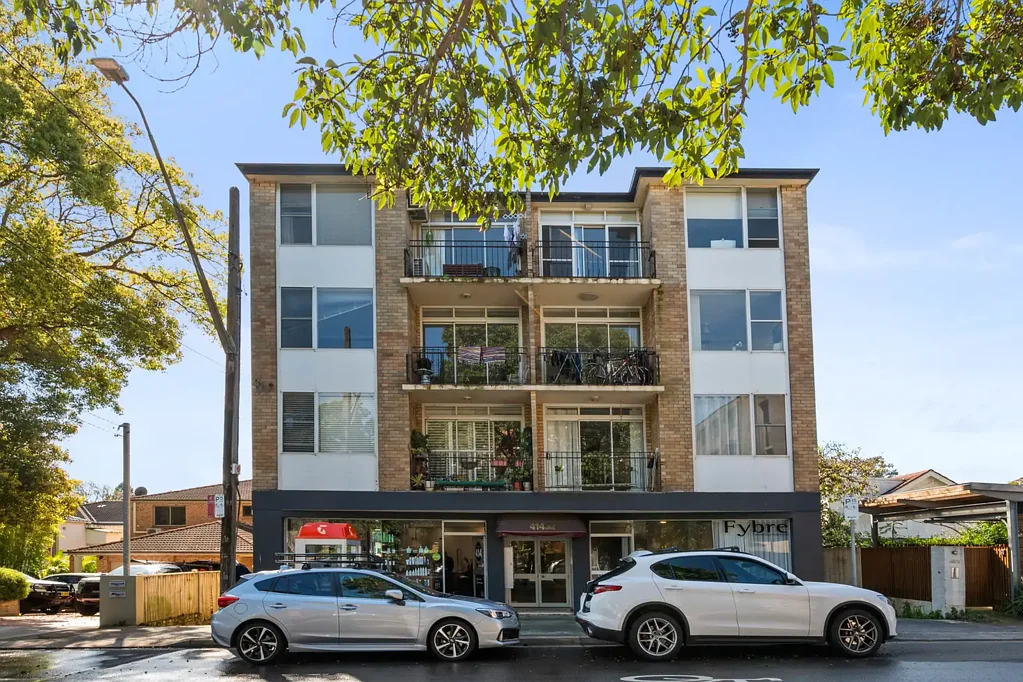 Two Bedroom Apartment Conveniently Located in Bronte