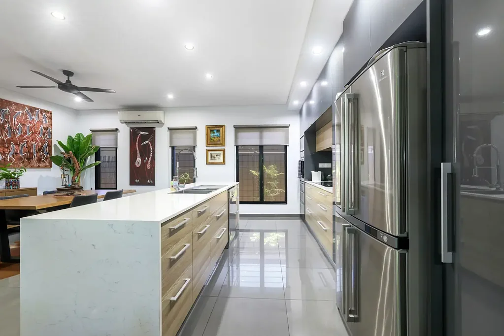Zuccoli 4Zimmer Architecturally designed home with a stunning pool on a corner block