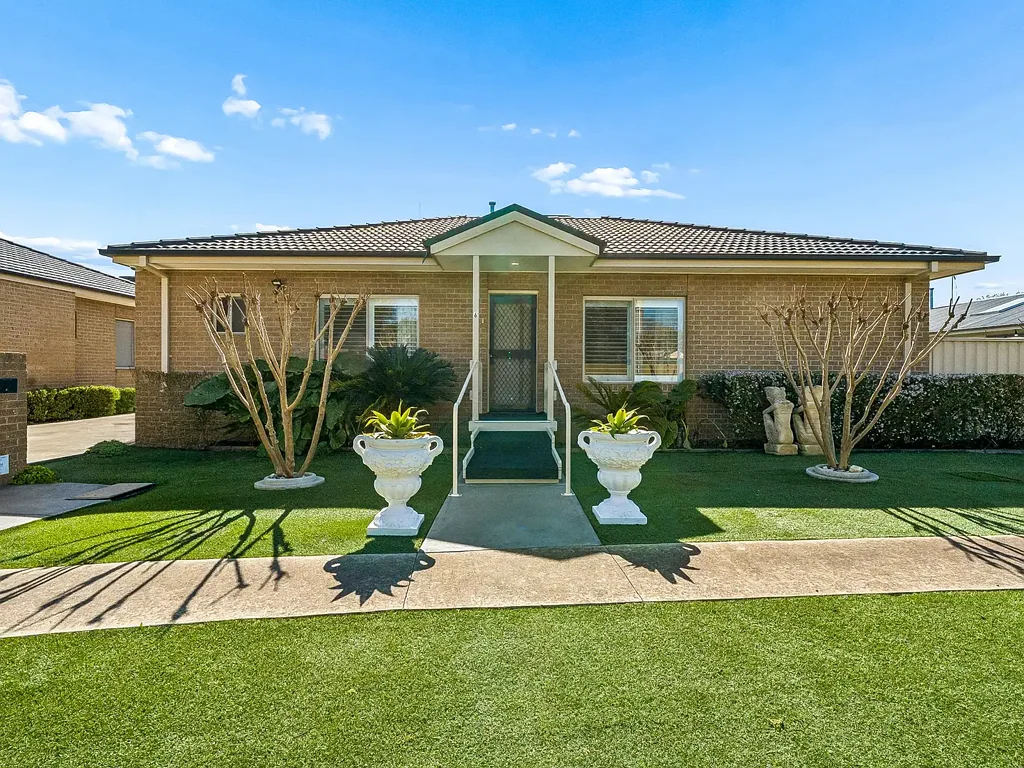 Euroa 3 Bedroom Rare Opportunity - Attractive & Spacious Design - 3 Bedrooms - Front Position - 2 Bathroom - Lock Up Garage