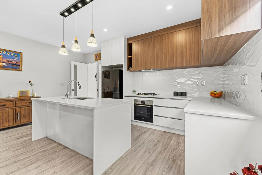 Karaka 4房 现代生活新标杆！全围栏庭院+带顶露台+内进式双车库+双空调，都市便利与田园静谧交融！ Modern Family Living