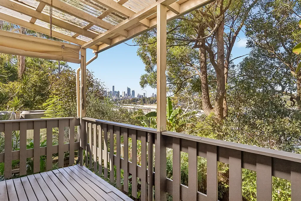 Rozelle 2房 城市景观视野 私密Rozelle公园 宽敞起居区 豪华厨房 宁静庭院 步行生活便利 Charming semi of extraordinary lifestyle appeal