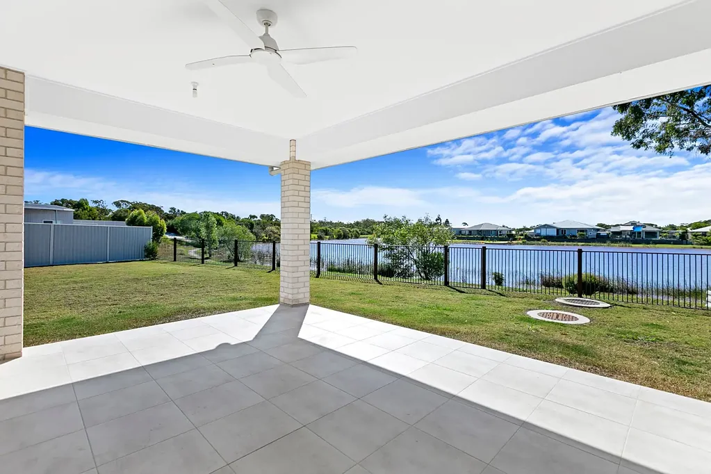 Burrum Heads 4침실 30 Metres Of Premium Lake Frontage!