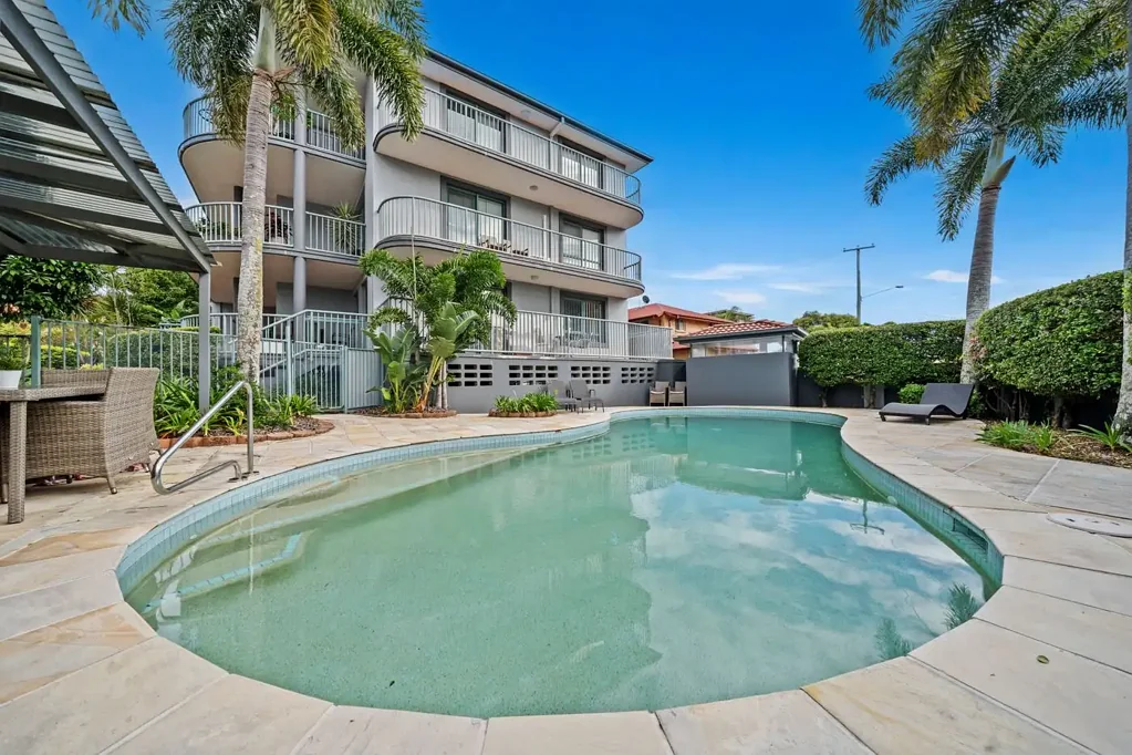 Southport 1غرفة نوم Entry level buying with location and more !