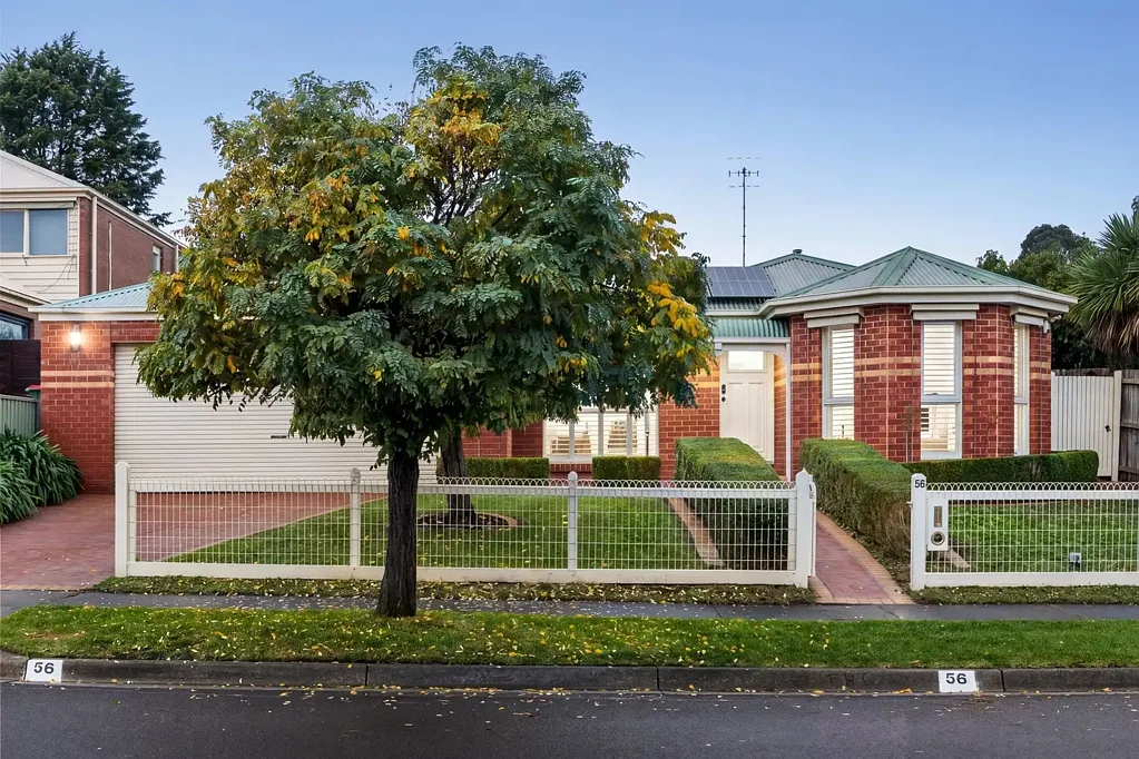 Ferntree Gully 3房 精心维护住宅 716㎡阔地 三卧带步入式衣帽间 主卧套卫 四季户外休闲区 抛光木地板 太阳能系统 穿行式双车库 地段便利 The Brief: Immaculate Family Haven with Lasting Warmth