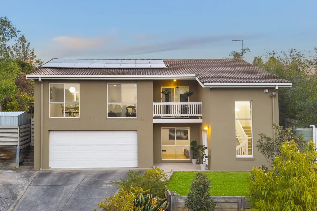 Templestowe 5房 宁静角落五卧 主卧带Ensuite 开放式布局 现代厨房不锈钢电器 宽敞后院 双车库 风管供暖 Spacious Family Living with Elevated Views & Dual-Level Flexibility