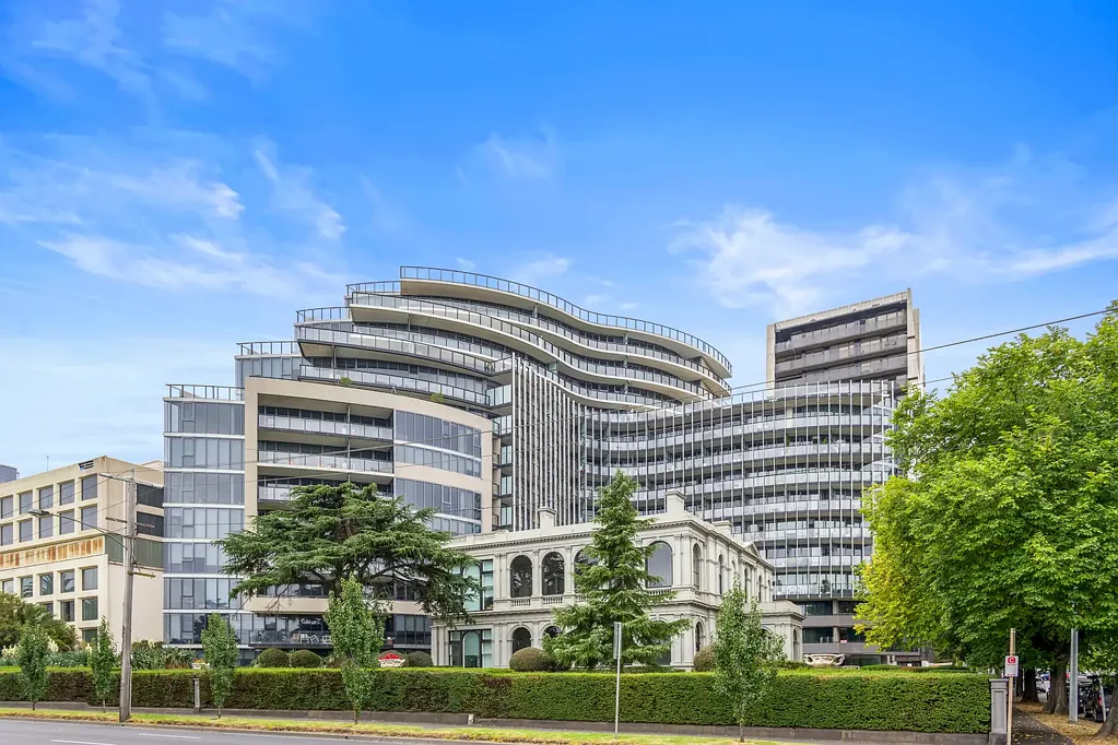 GROSVENOR - THREE BEDROOM SPACIOUS APARTMENT WITH ALBERT PARK LAKE VIEWS!