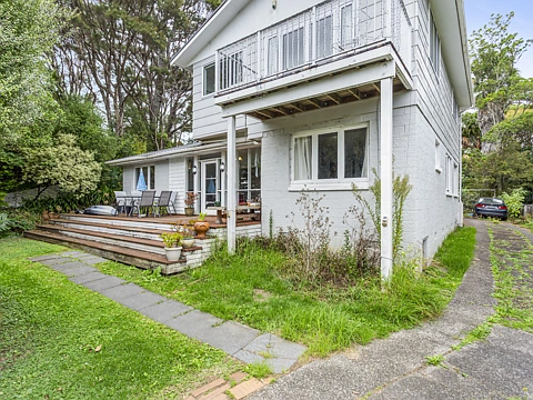 Oratia 5房  Renovators Dream Home With Room To Grow