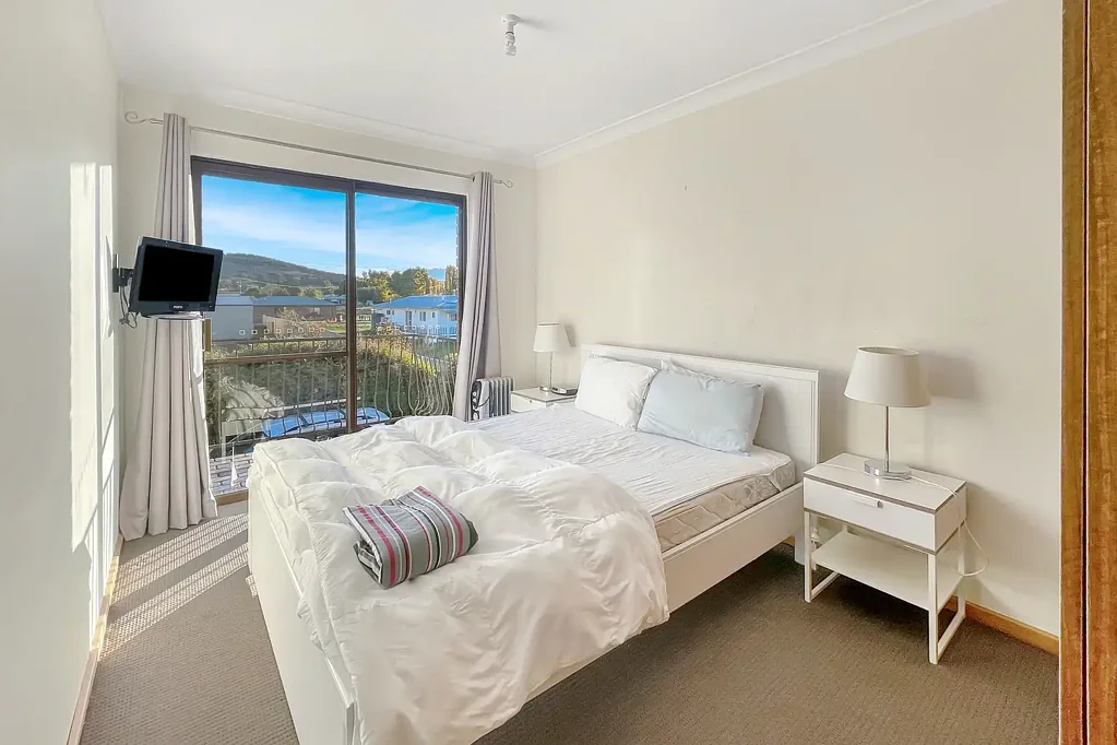Cozy unit - 16 Week Winter Lease or 6 Month lease available!