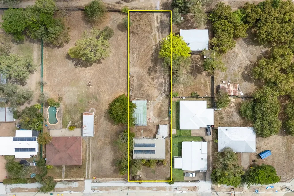 Kelso 3 Bedroom Unmatched Potential on a 1,619m Block with Dual Street Access & 3-Bay Shed!