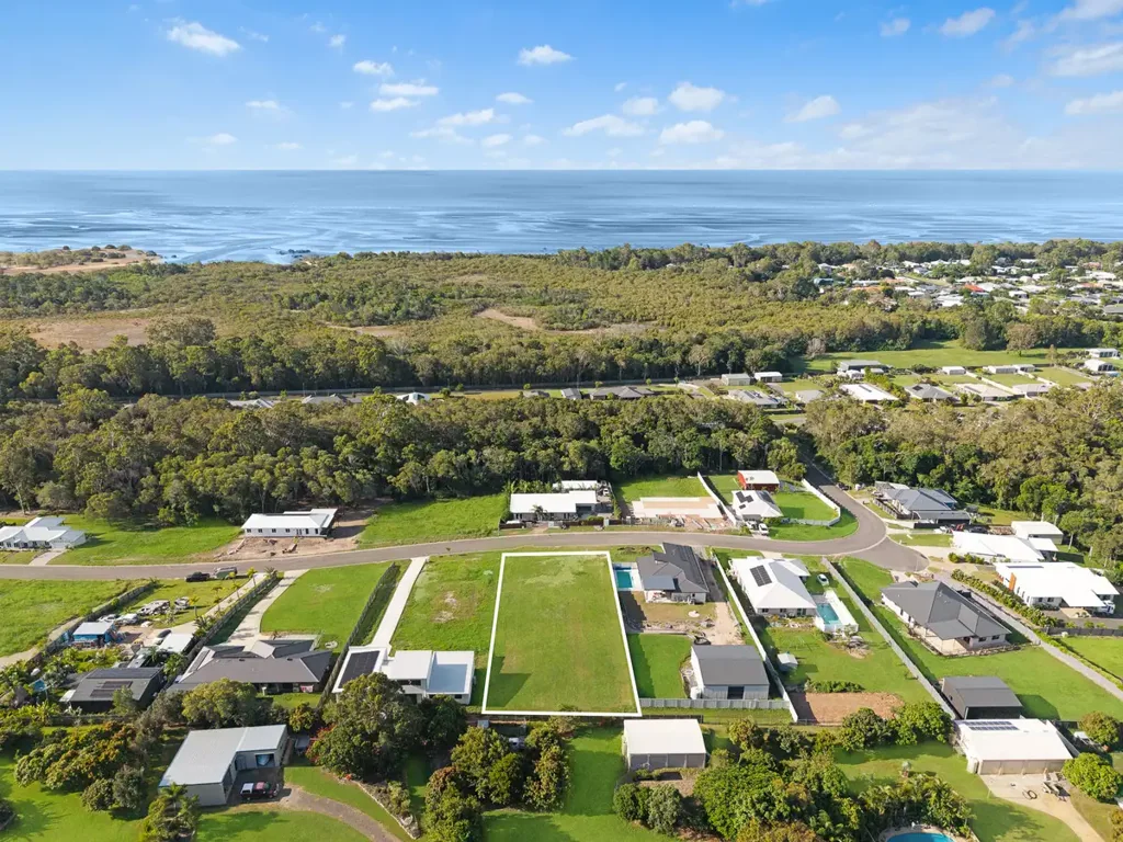 Craignish Titled Land ...Walk to Beach 2055m2