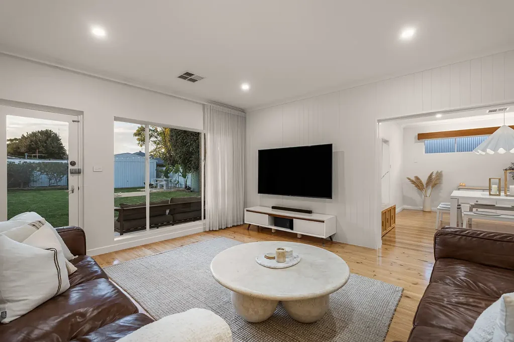 Warradale 2房  Beautifully Updated Family Living Near the Coast.