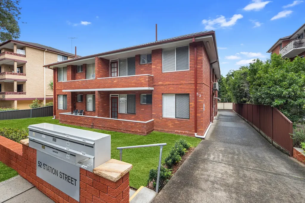 Mortdale 2房 宽敞两卧  主卧带阳台  翻新厨房  独立卫浴  注册车位  安静低层  步行商圈 Low Maintenance Living in Convenient Location