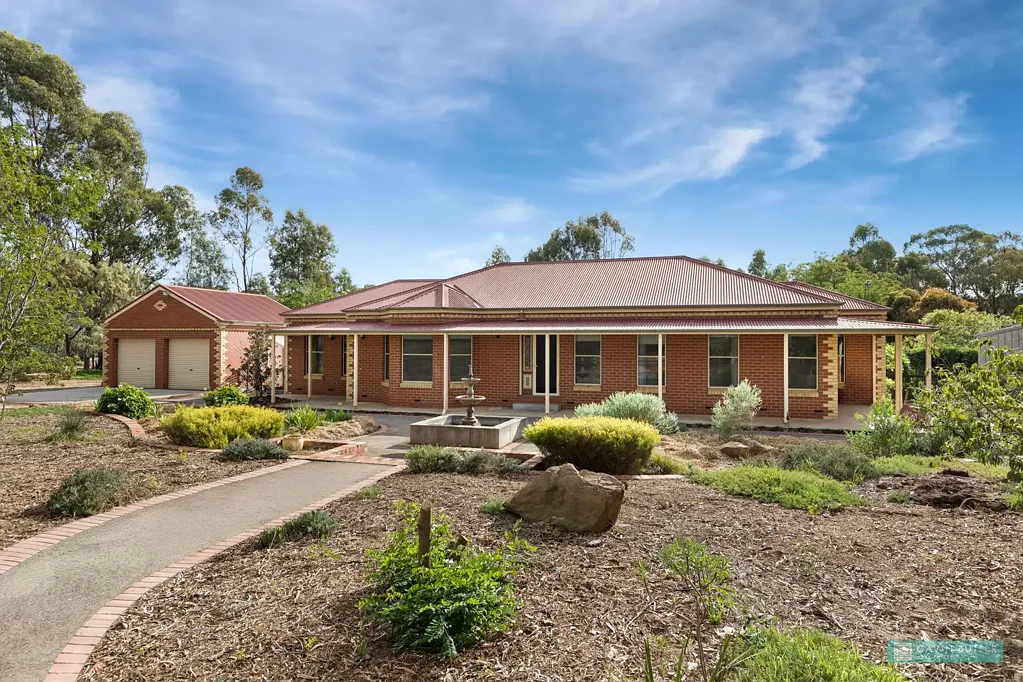 Eaglehawk 4房  Family home on 4,855m2 (1.21 acres) with large workshop
