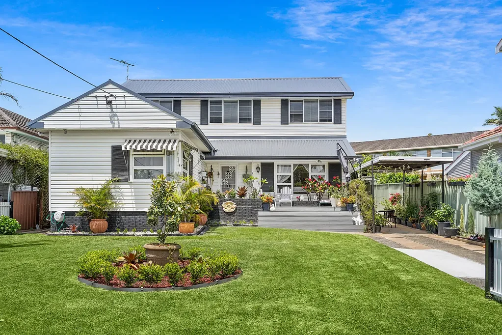 Miranda 4房 宽敞家庭住宅 独立住宿便利 新厨房浴室升级 多个生活区域 空调燃气供暖 安全庭院车位 Spacious, Newly Renovated Family Home