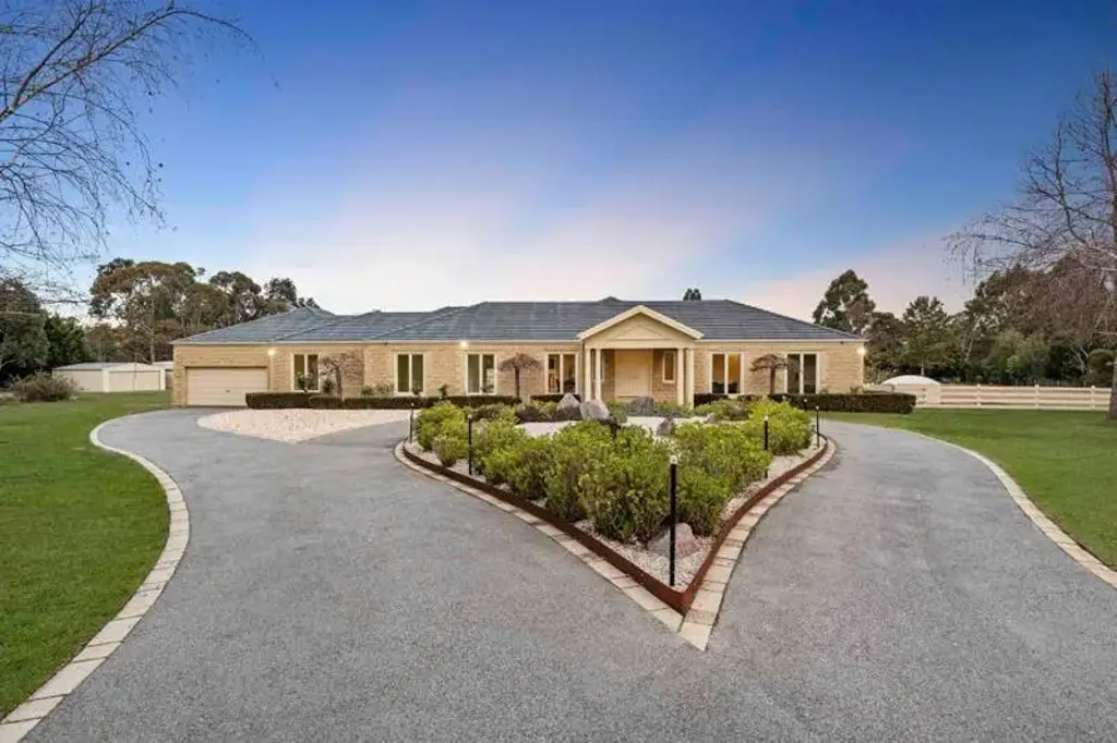 Langwarrin 11 Bedroom Spacious Country Living on Over 2 Acres - Room for the Whole Family