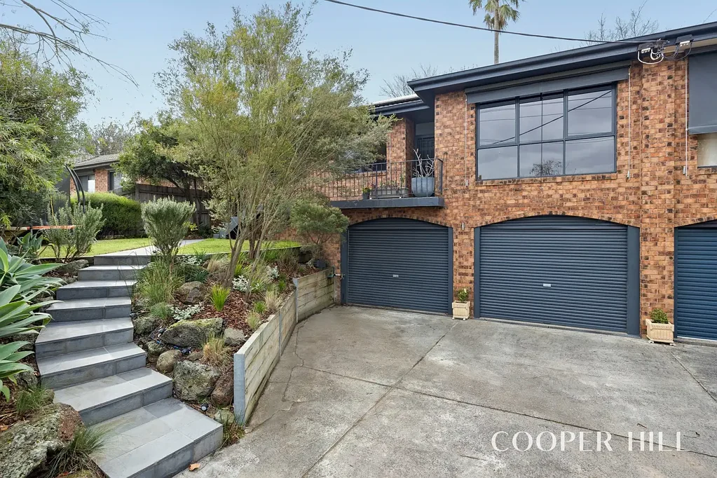 Surrey Hills 4房 宽敞出乎意料，翻新精美，功能多样 Surprisingly Spacious, Beautifully Updated & Wonderfully Versatile