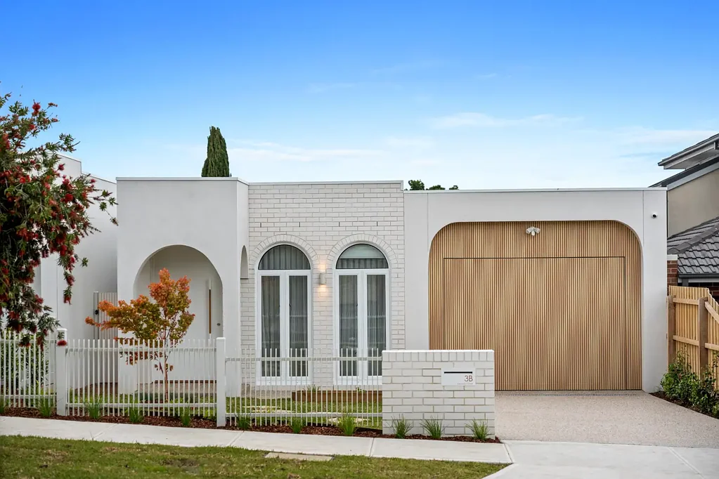 Glenroy 4房 定制特色 双居住区域 博世电器 主卧套间 三菱重工空调 私密庭院花园 环氧树脂车库 步行至商圈 Brand-New Benchmark in Lavish Family Living