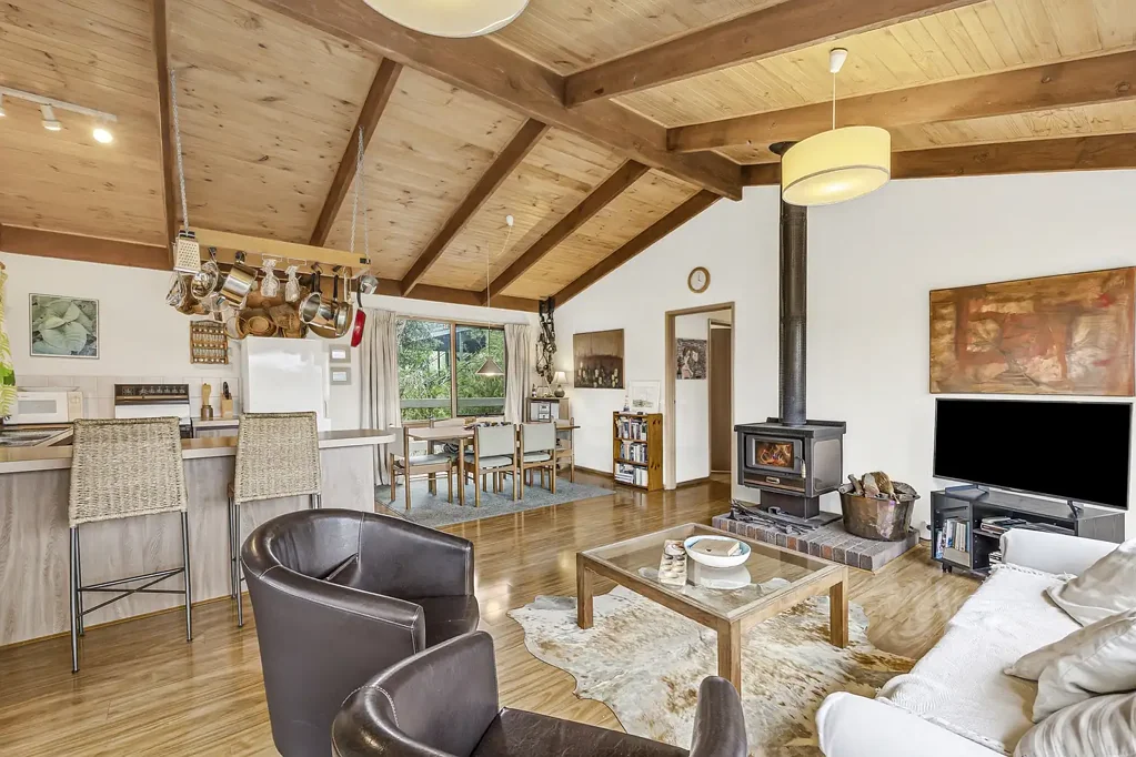 Moggs Creek 3 Slaapkamer NEAT AND TIDY ENTRY LEVEL OPPORTUNITY,  A SHORT WALK FROM THE BEACH