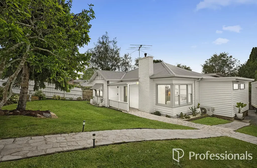 Mount Evelyn 3房 山丘中心的现代生活与娱乐 CONTEMPORARY LIVING & ENTERTAINING IN THE HEART OF THE HILLS