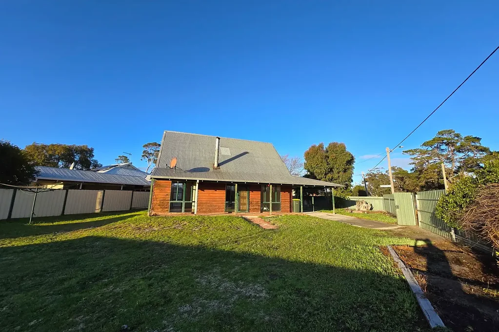 Katanning 3 Bedroom Charming A-Frame Home with Development Potential & Scenic Outlook