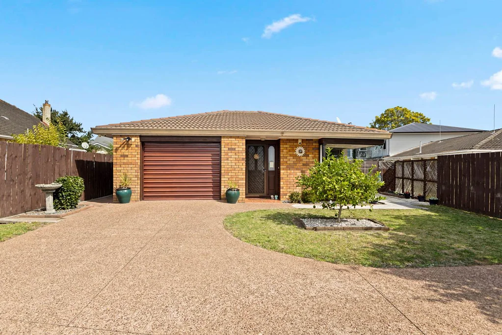 Papatoetoe 3Moenga Spacious & Immaculate Brick & Tile Home