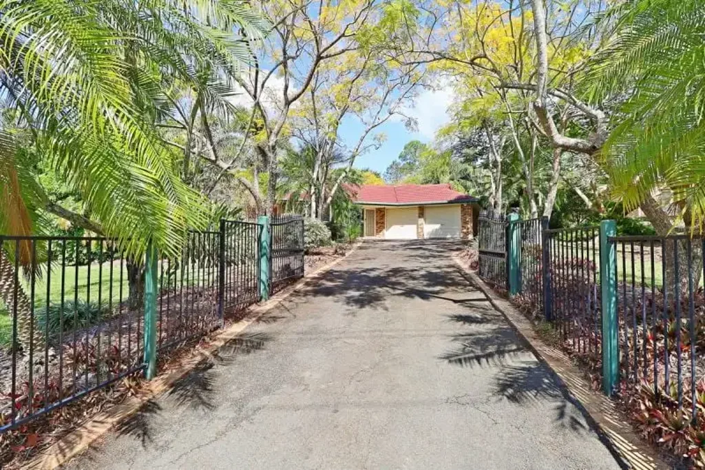 Morayfield 4房 宽敞四卧主卧套 公园景观围栏地 多功能生活区 双车库带棚 太阳能泳池 便捷市中心 Family Home on 3/4 acres with Established Gardens & Pool