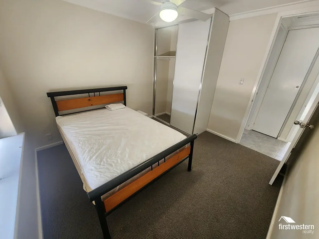 Room available in shared property - for students only!