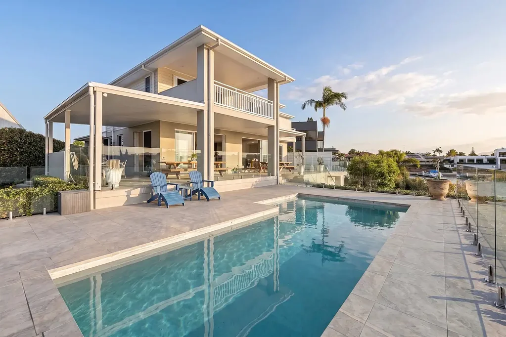 Bundall 5બેડરૂમ Hamptons-Inspired Family Entertainer on Wide Water