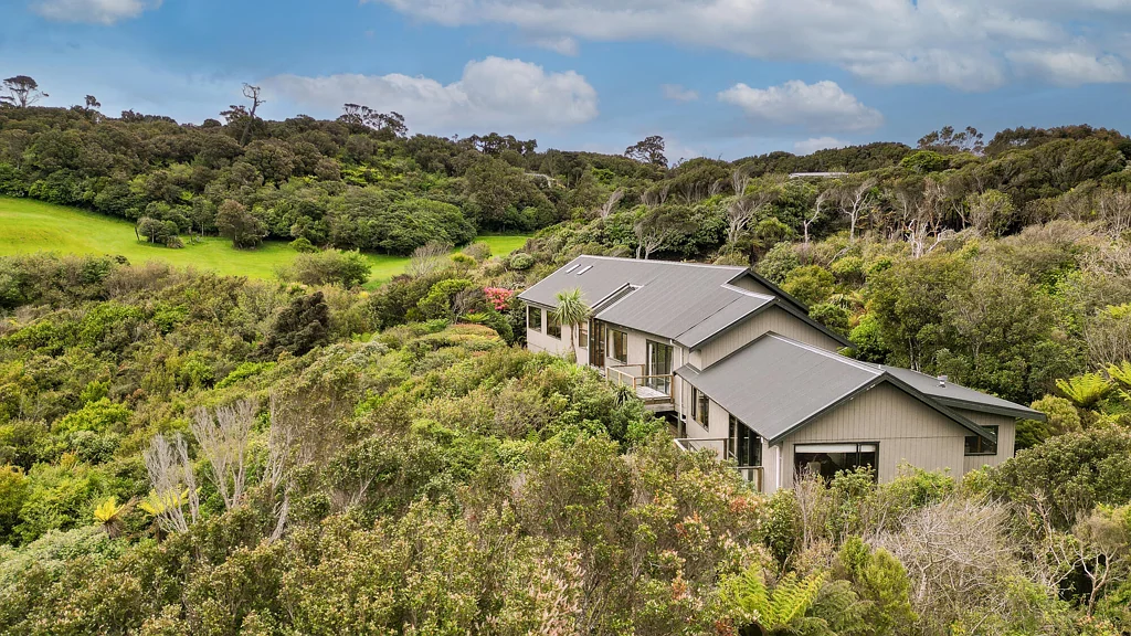 Stewart Island 3房  Private Bayfront Living With Self Contained Unit!