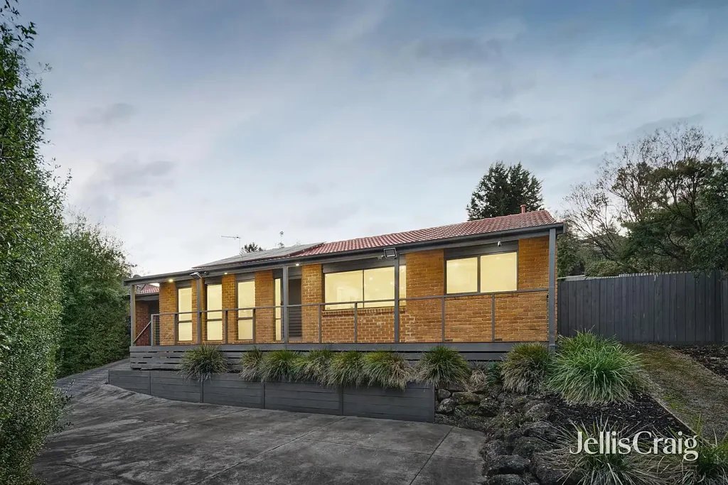 Eltham North 3ਬੈੱਡਰੂਮ Stylish Split-Level Living with Family Flexibility