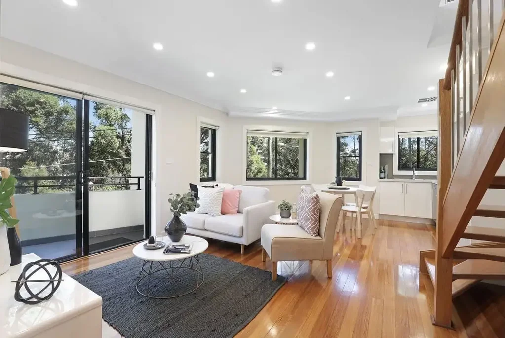 Modern sun-lit apartment (entry on Francis Street)