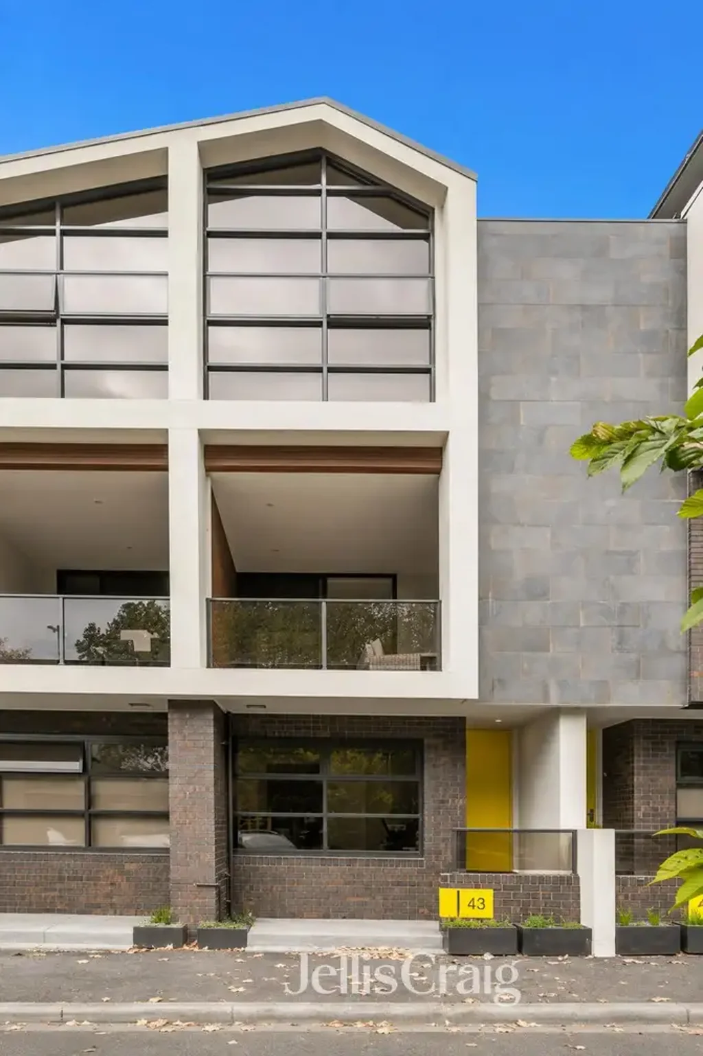 Partially furnished Three bedroom townhouse in Williamstown