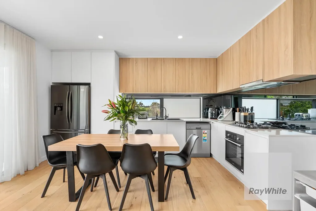 Preston 3房 Preston中心联排别墅 开放式起居 高级厨房 私人阳台 自然采光 优质地板 步行交通 便利购物 Urban Lifestyle in the Heart of Preston