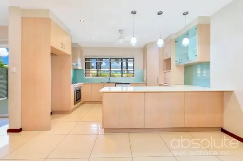 FOUR BEDROOM TOWNHOUSE IN PRIME LOCATION!