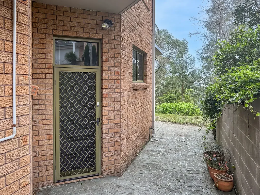 SPACIOUS 3 BEDROOM HALF HOUSE