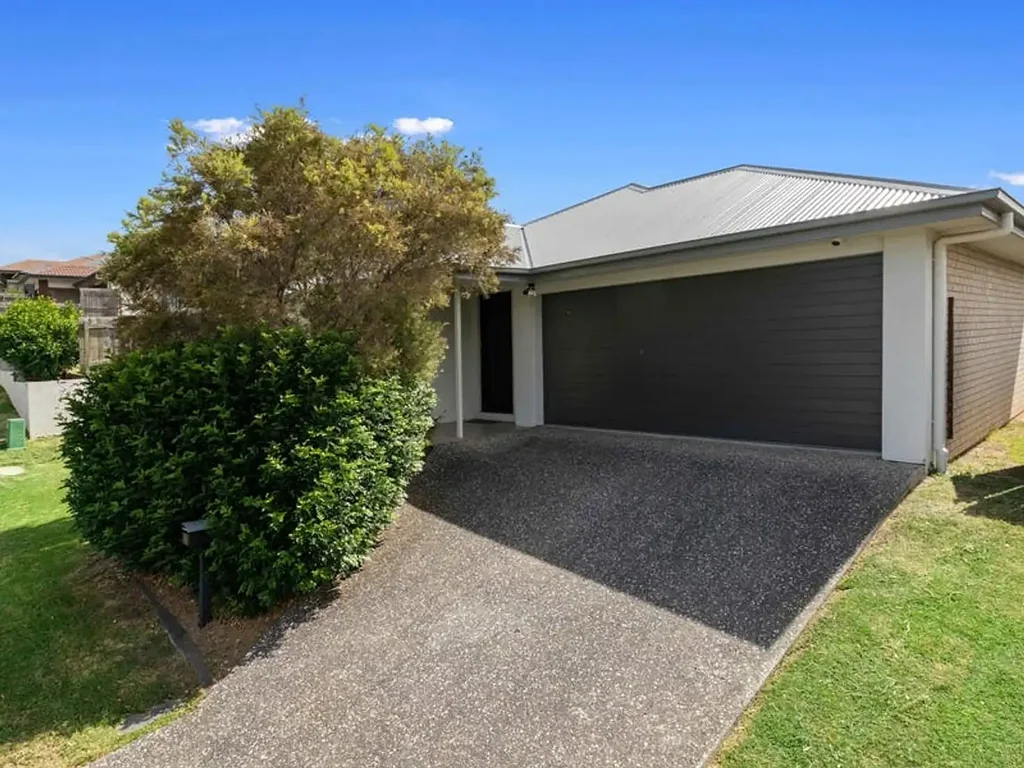 Modern Four Bedroom Springfield Lakes Family Home