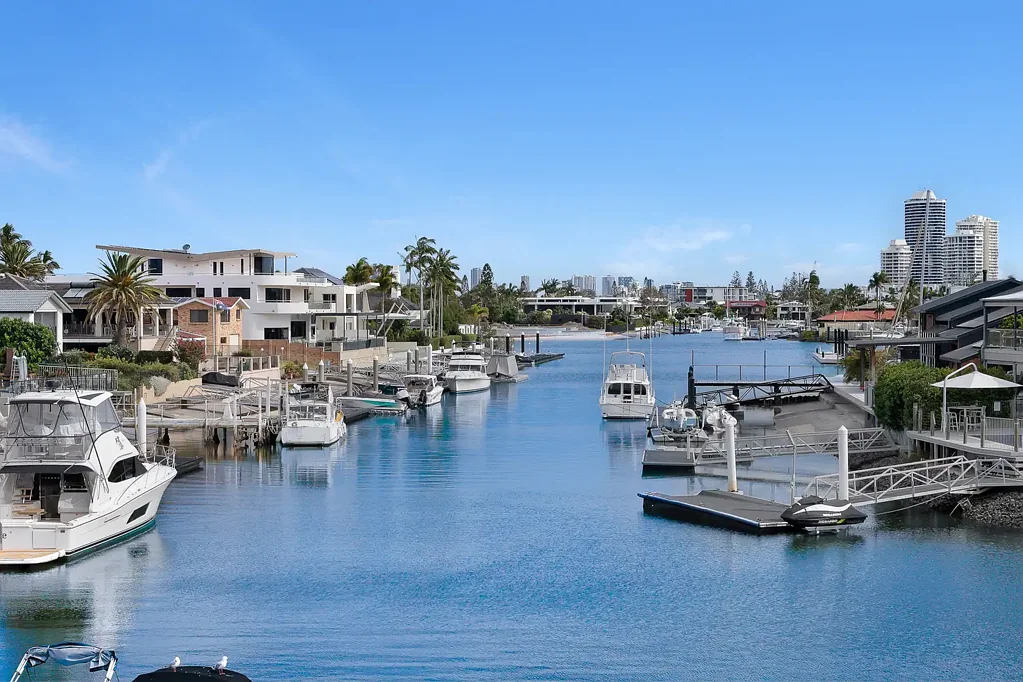 1/6 Runaway Bay Avenue, Runaway Bay, QLD 4216