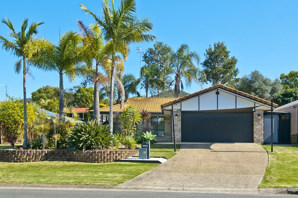 Spacious Family Home in Windaroo with Pool