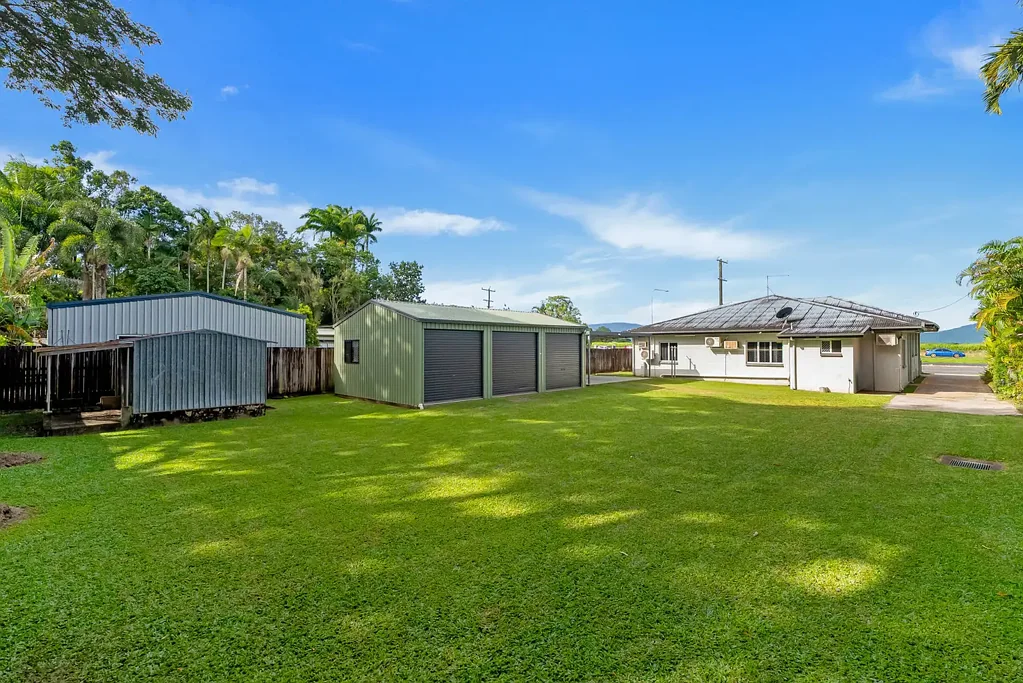 Edmonton 6 Slaapkamer Six Bedrooms, 3-bay Shed and Commercial Use Council Approvals......