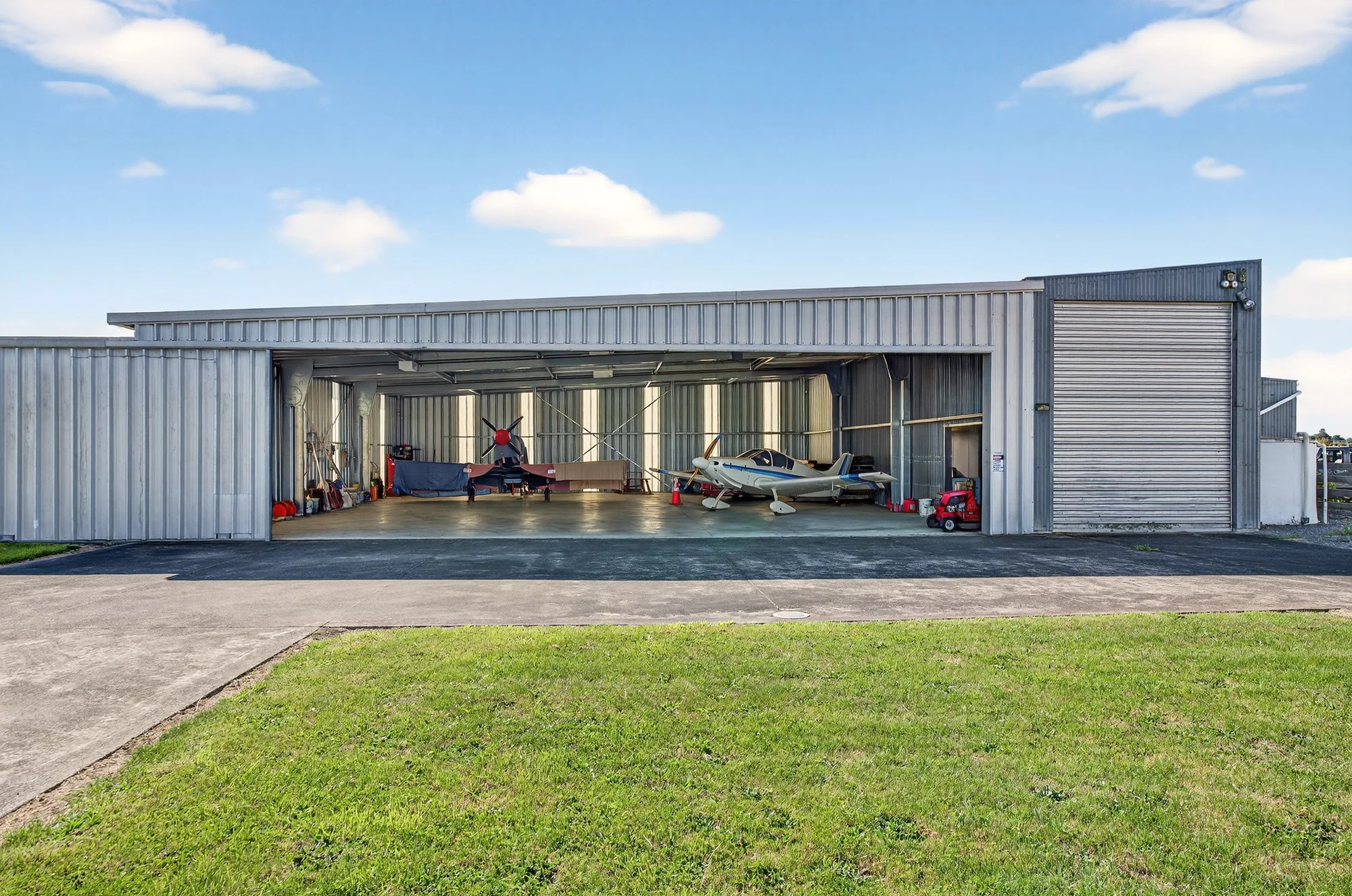 Solway An Aviation Rarity - Hangar & Accommodation
