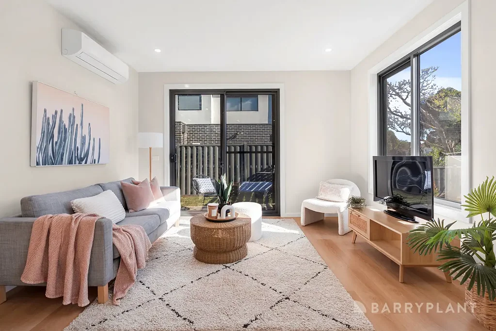 Reservoir 3Habitaciones Modern Street-Facing Townhouse with Premium Features
